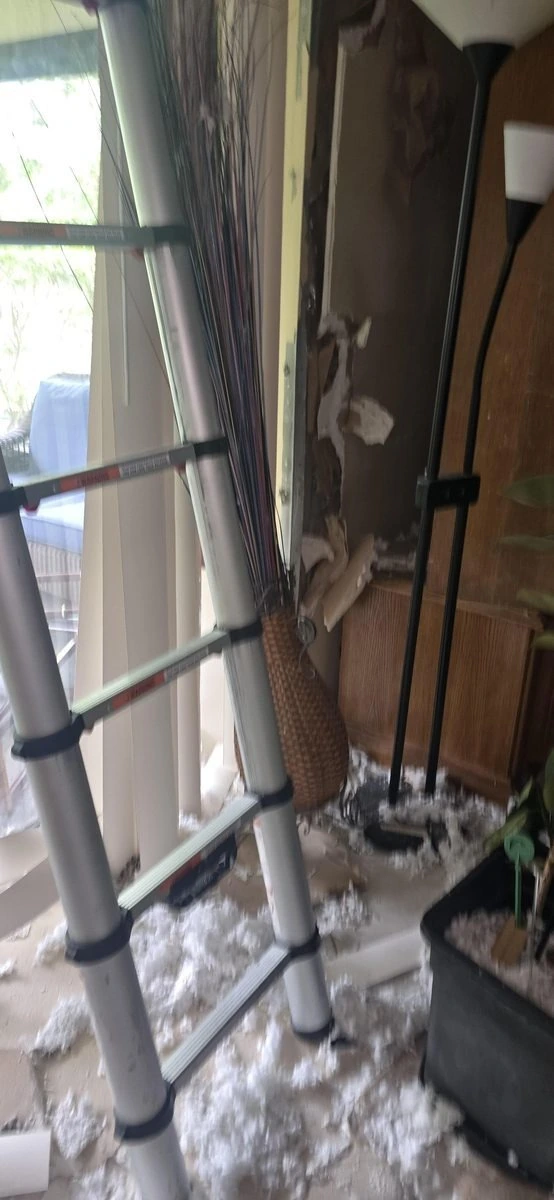 La retirada de material de la pared deja expuesto el entramado junto a una ventana durante el proyecto.