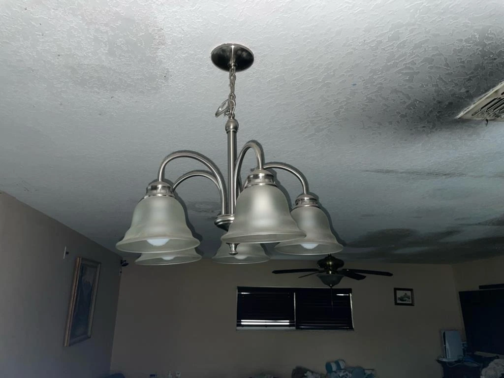 Manchas de fumaça em um teto e ao redor de uma grelha de ar após o incêndio.