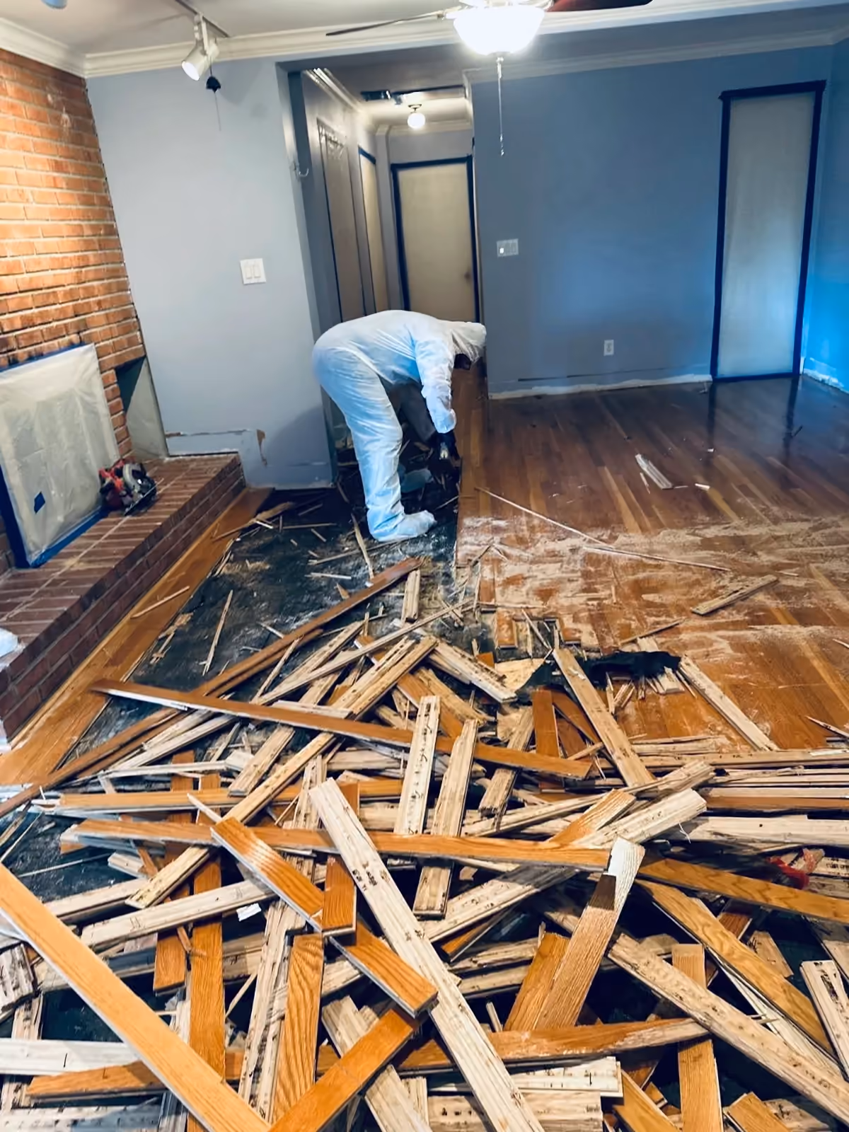 Trabalhador removendo tiras de piso de madeira