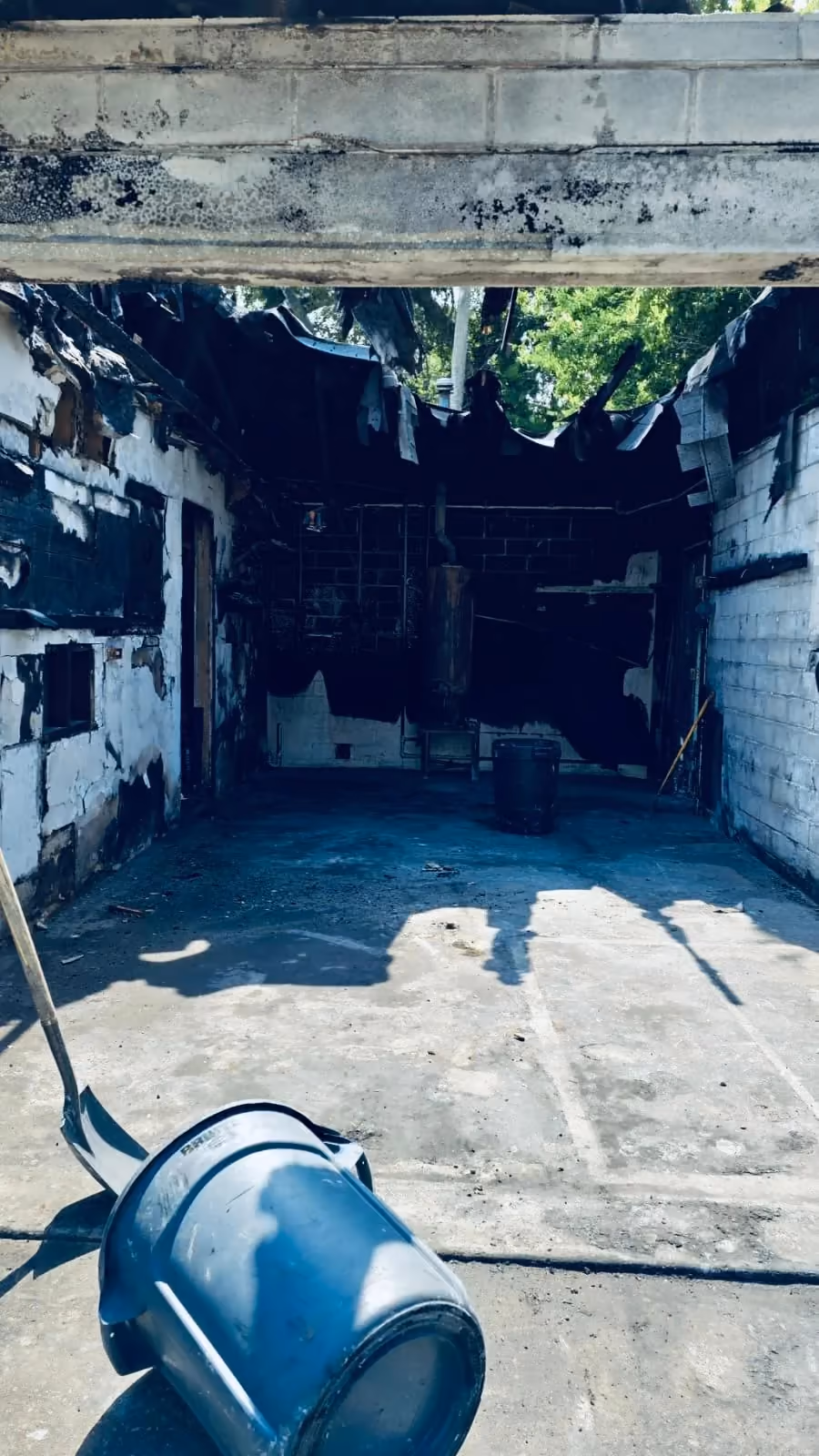 Ventilador de secagem diante de paredes queimadas e piso livre