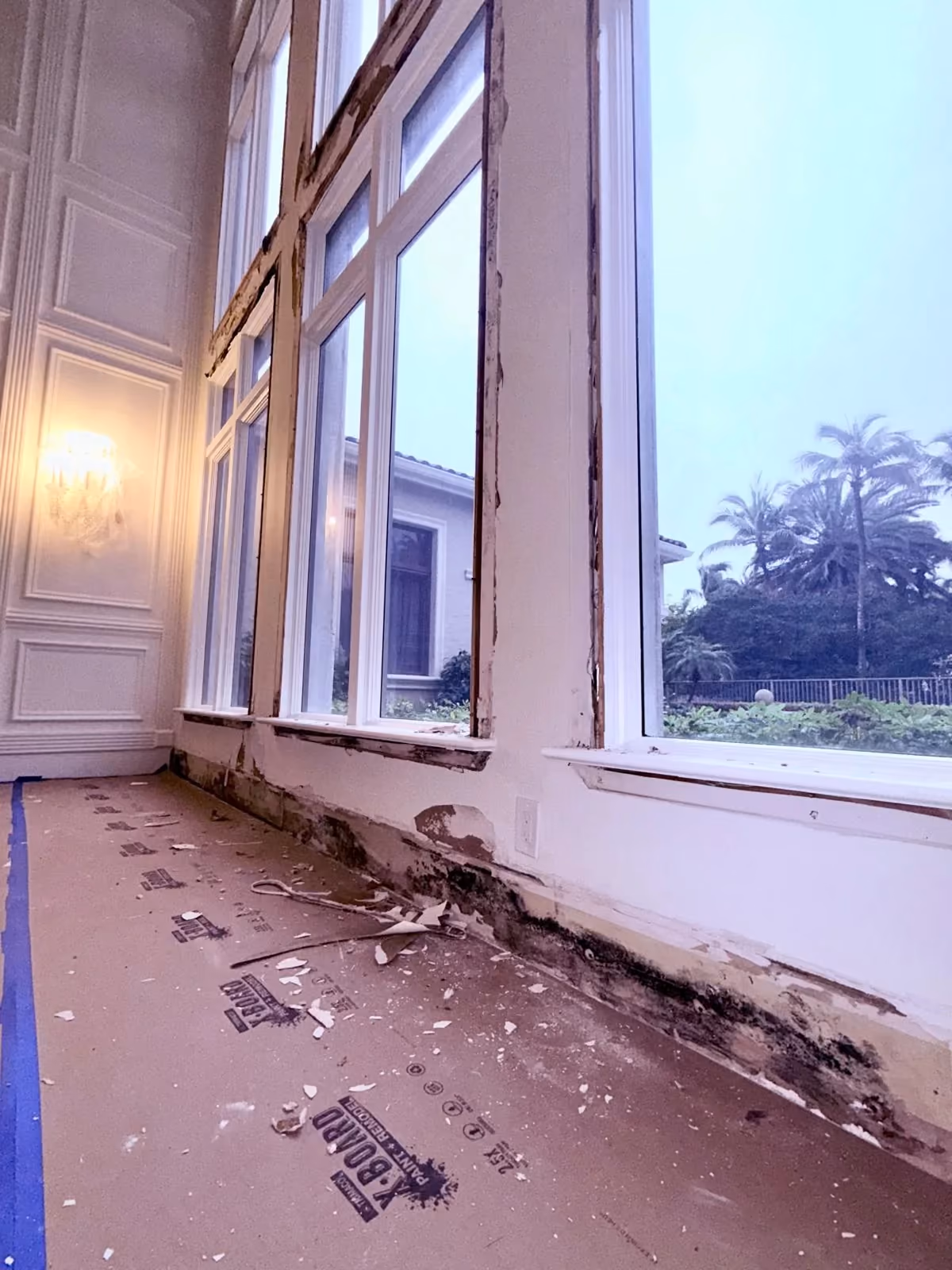Material dañado debajo de una hilera de ventanas altas