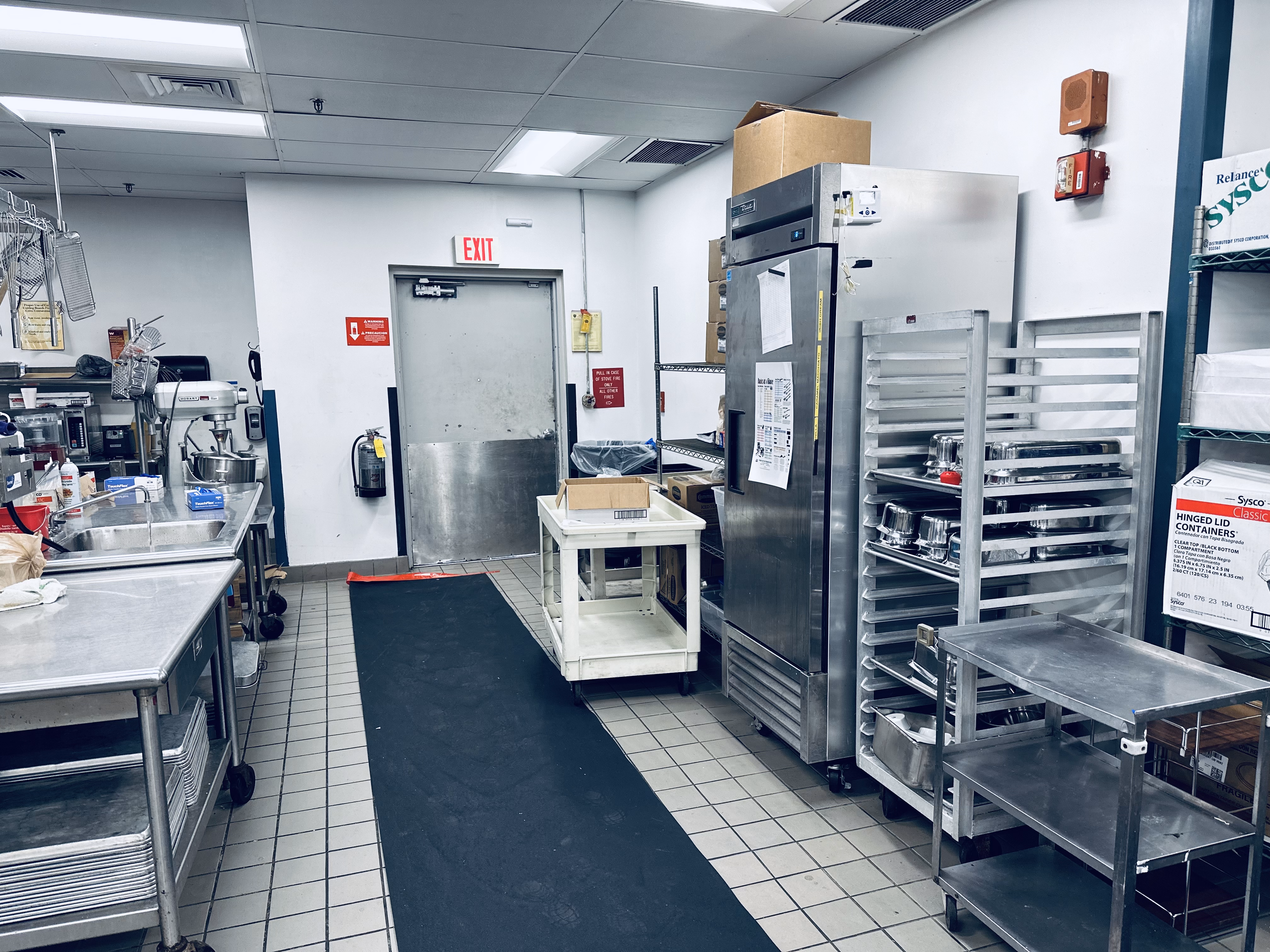 Cuisine professionnelle avec passages protégés et équipement en inox