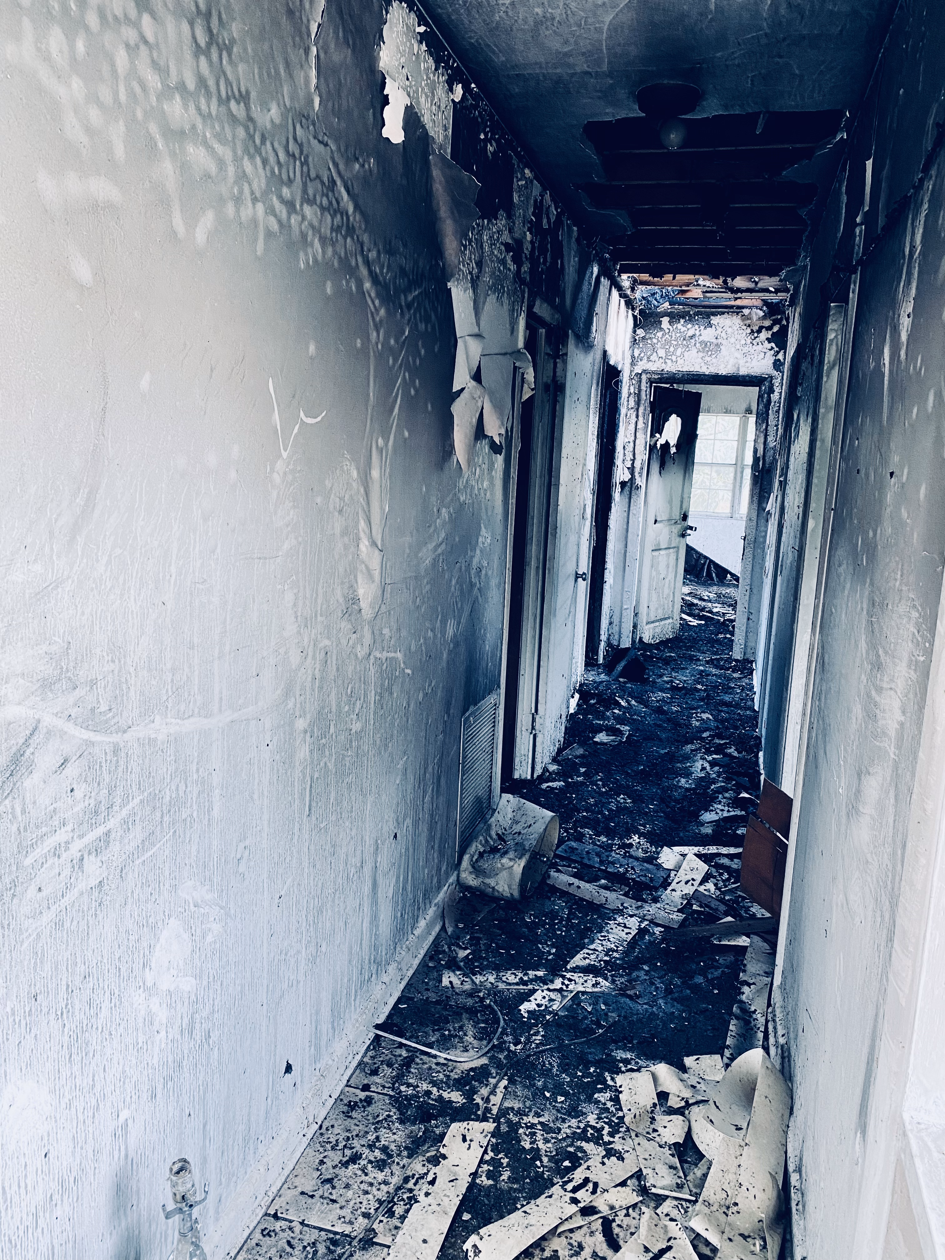 Équipement de restauration préparé pour l’équipe d’intervention d’urgence Couloir étroit couvert de suie et de débris