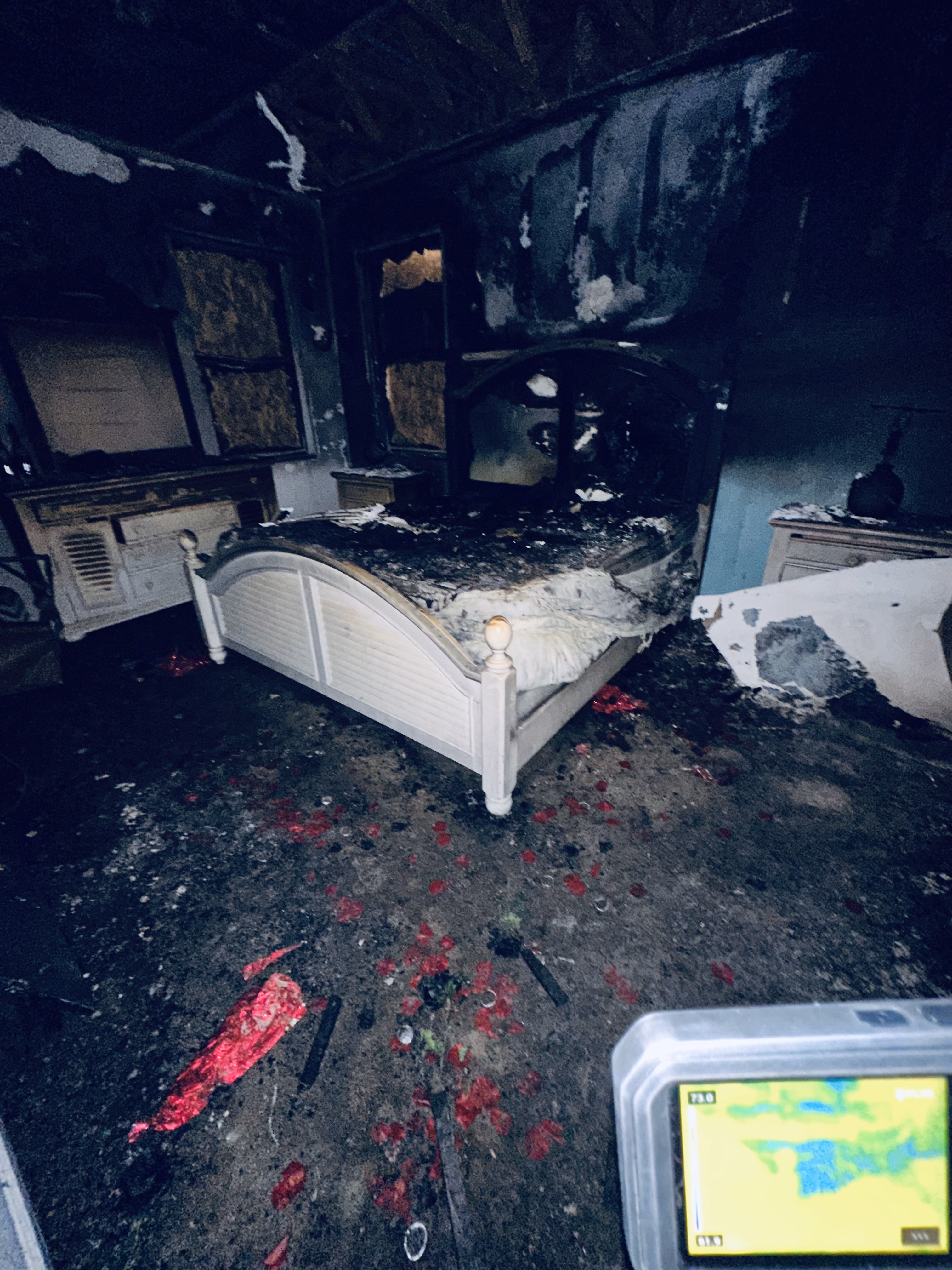 Chambre enfumée avec caméra thermique au premier plan