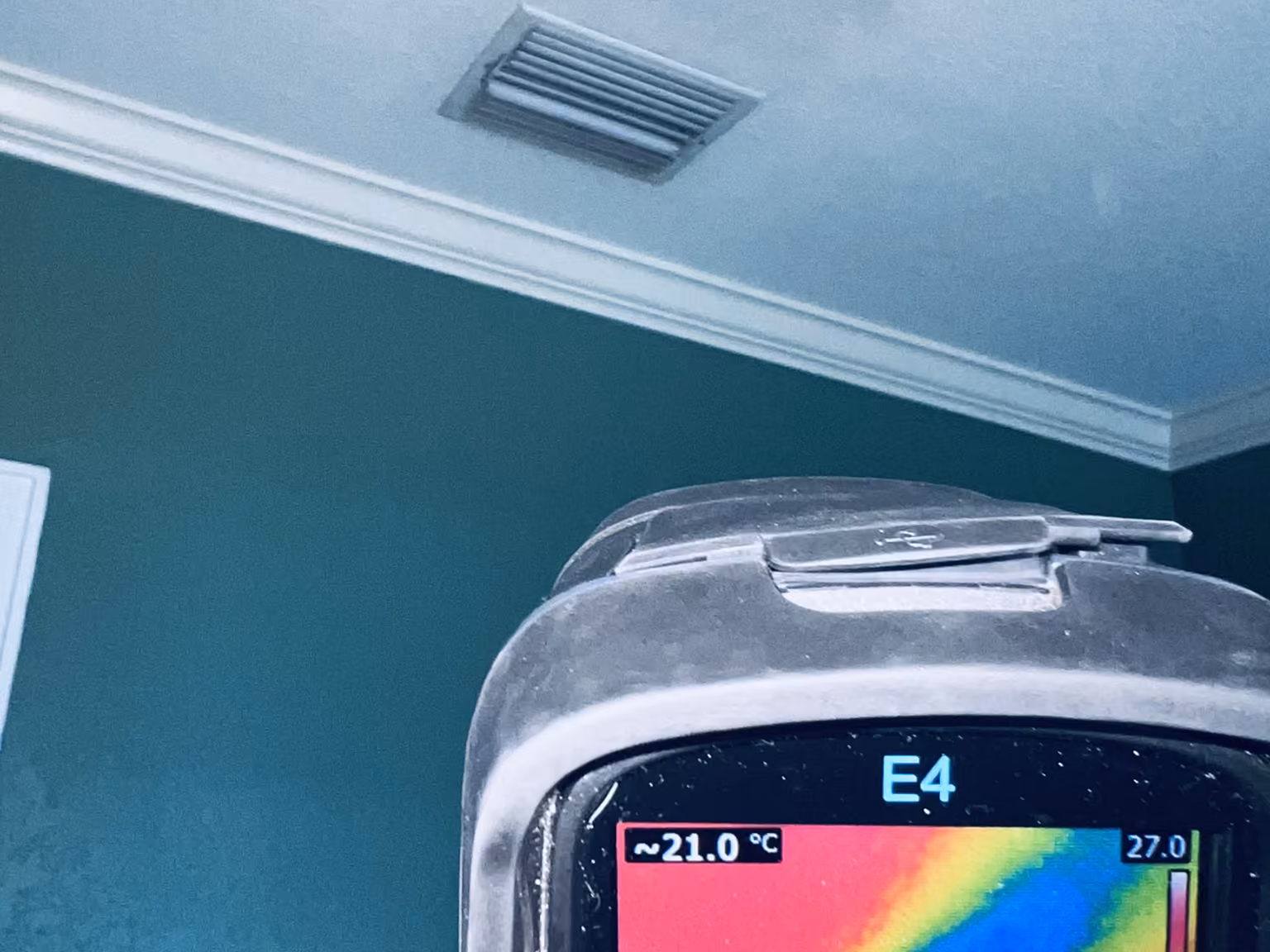 Caméra thermique dirigée vers un plafond