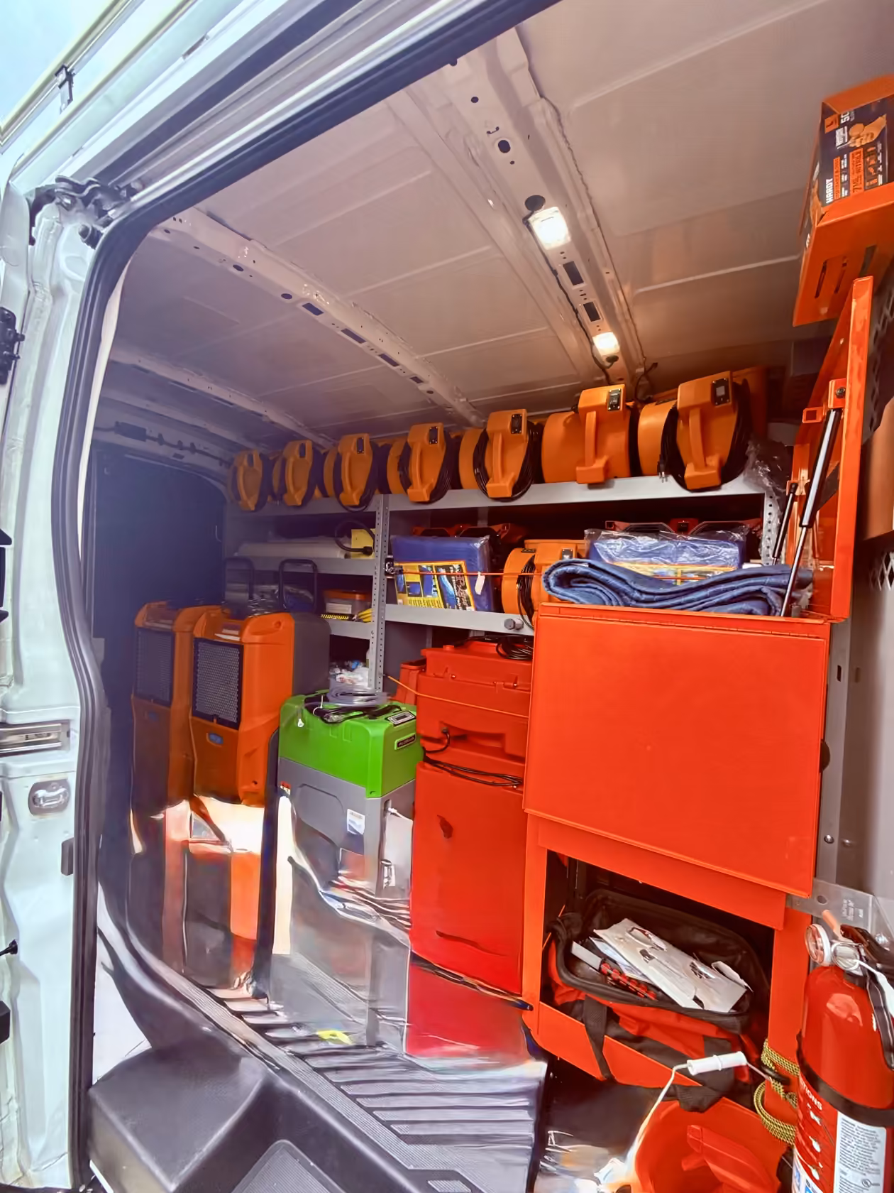 Équipements rangés dans une camionnette de travail