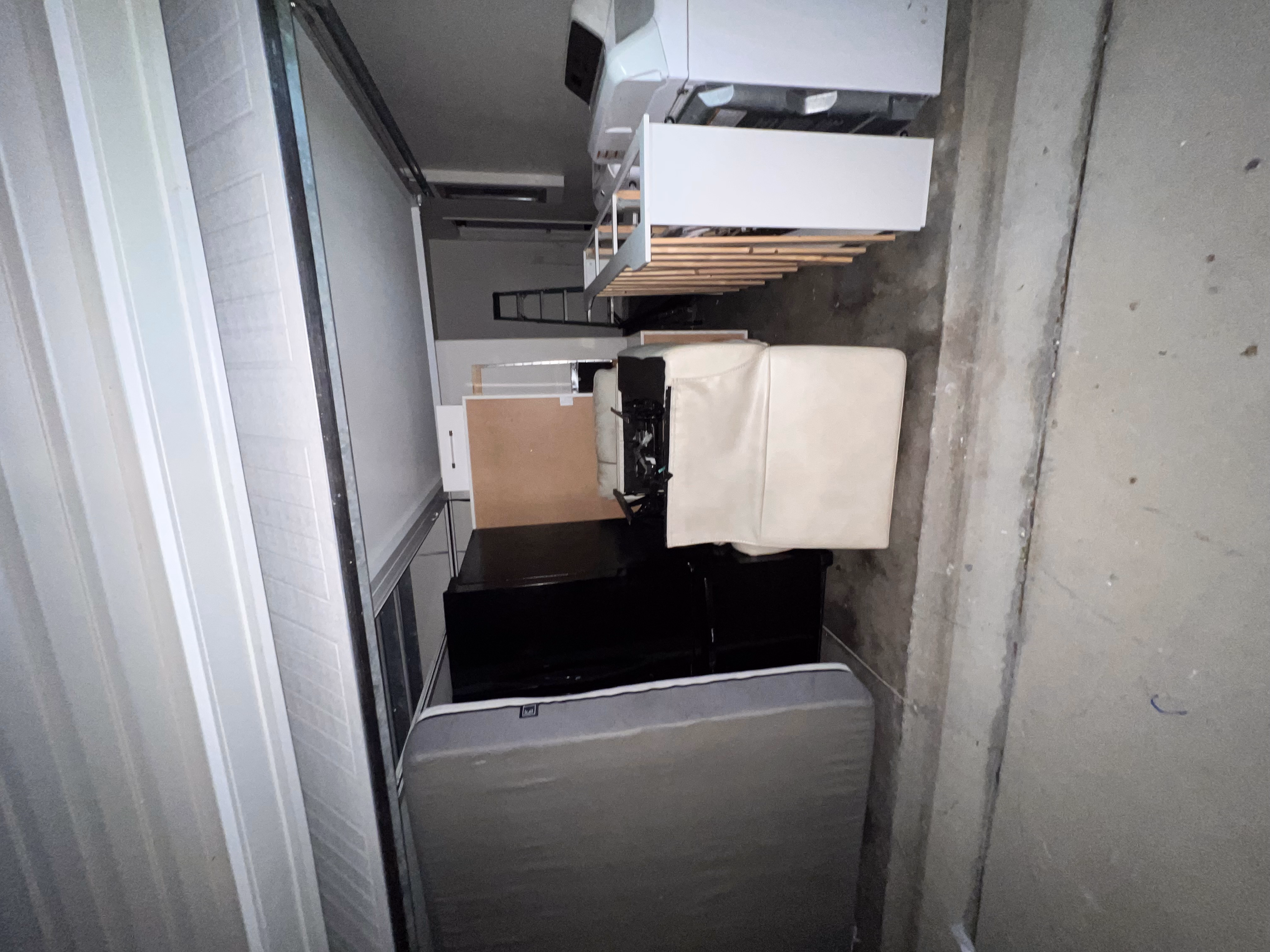 Armários e móveis removidos dentro de uma garagem