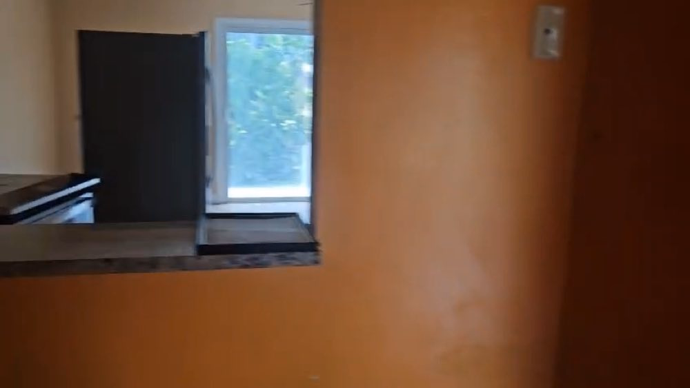 Porta interna e abertura na parede durante a restauração