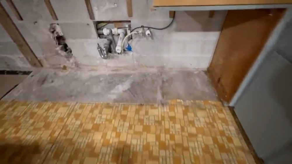 Plonbri ki ekspoze ak domaj mi anlè planche mozayik jòn