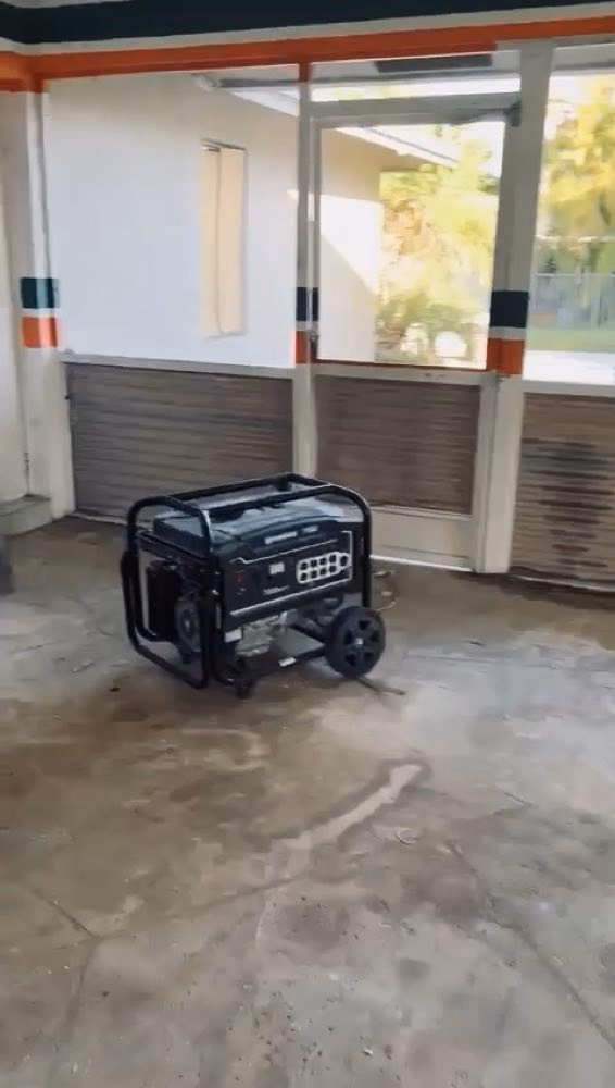 Generador portátil parado en una habitación sin terminar
