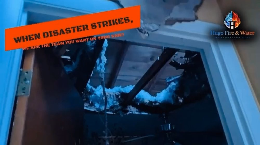 Plafond endommagé par le feu avec un message de restauration Hugo