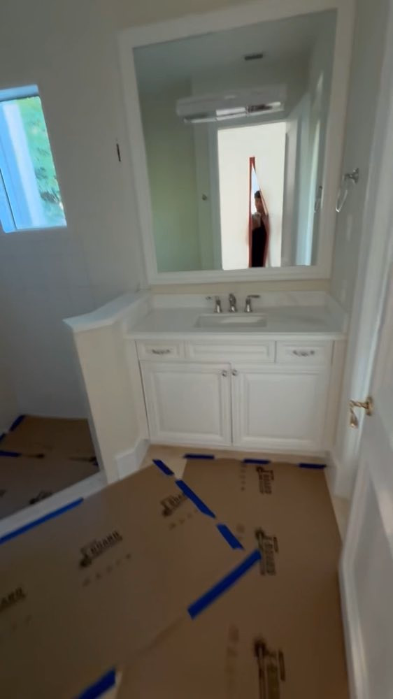 Vanité de salle de bain à côté d'un sol protégé
