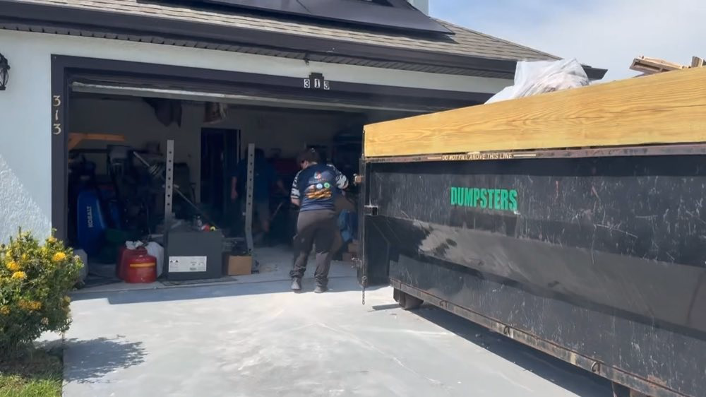 Benne à ordures à l'extérieur d'un garage pendant le nettoyage