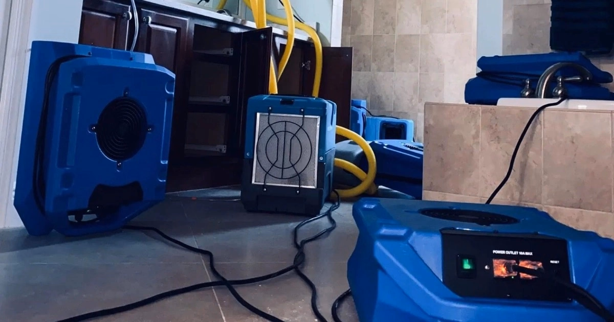 Vista: equipamentos azuis de secagem e desumidificação em um banheiro
